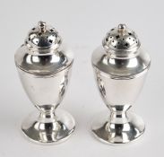 Paar Salzstreuer, Silber 925, Chester, Richard Attenborough Jay Co. Ltd., konische Gefäße auf Fuß, 