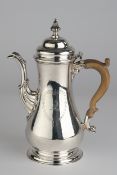 Kaffeekanne, Silber 925, London, 18. Jh., wohl Thomas Whipham II & Charles Wright, Birnform, profil