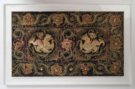 Textilfragment, "Kalaga", Burma, 20. Jh., mit Drachenmotiven, 41 x 71 cm, auf Plexiglasrahmen monti