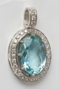 Anhänger, WG 750, 1 ovaler Aquamarin ca. 14.5 ct., feine Einschlüsse, 30 Brillanten zus. ca. 1.20 c