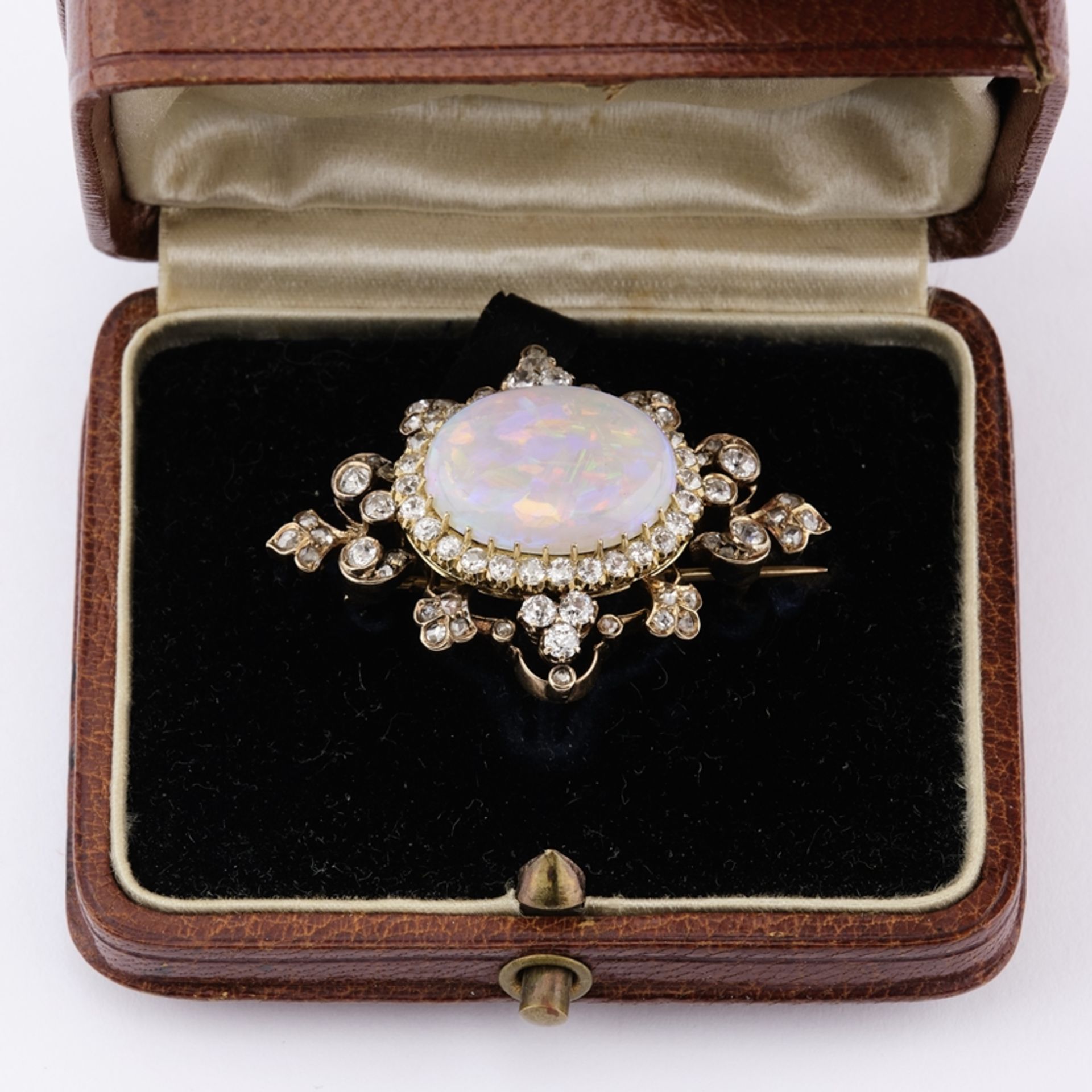 Brosche, GG 750, zentraler Opal ca. 5.0 ct., gerahmt von Altschliffdiamanten und Diamantrosen zus. - Image 3 of 4