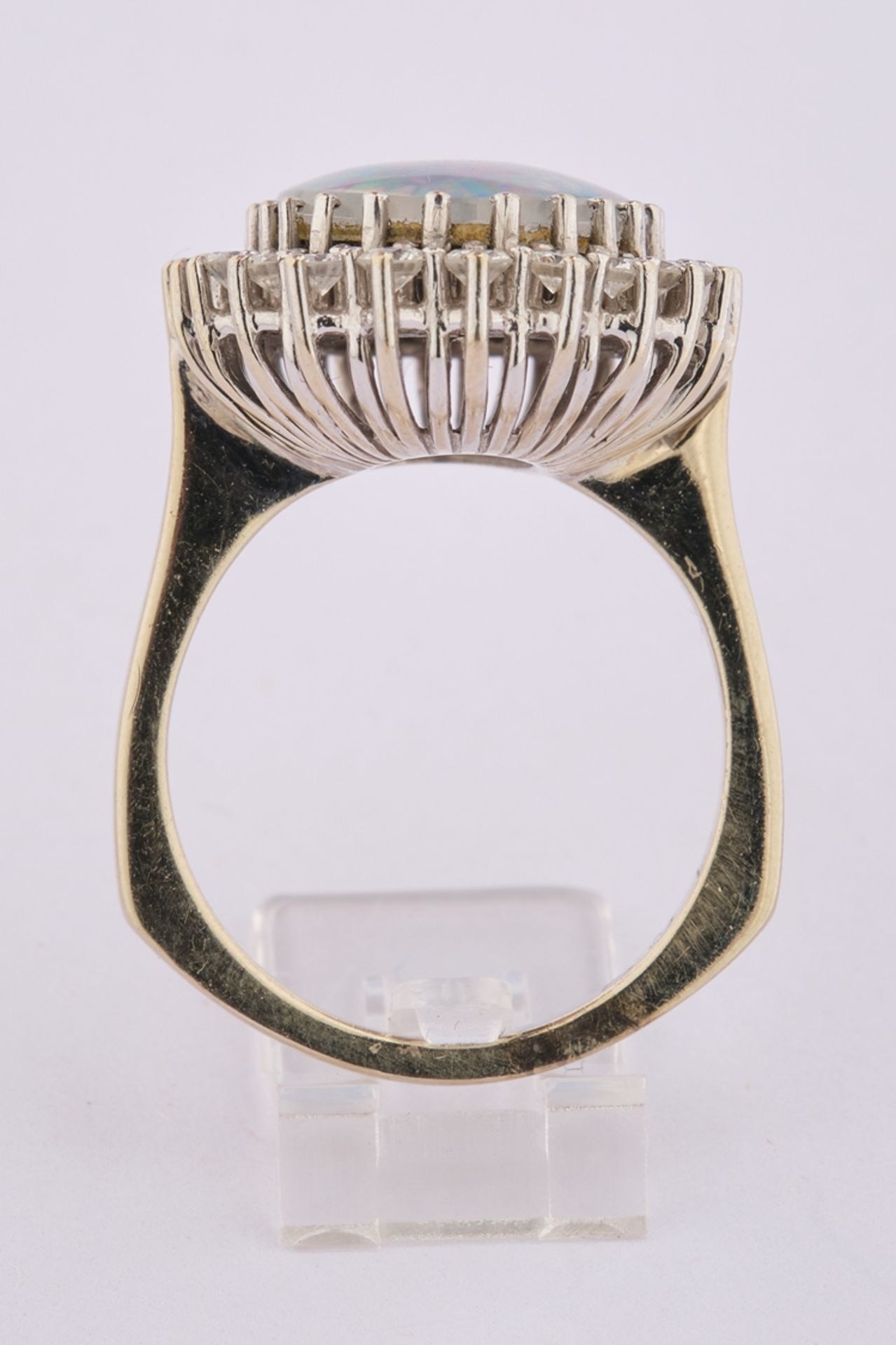 Ring, WG 585, Opal, zentral gefasst, Karmoisierung aus Brillanten zus. ca. 1.20 ct., RM 18, 10.32 g - Image 3 of 4