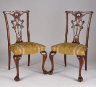 Paar Stühle im Chippendale-Stil, England, 19./20. Jh., Mahagoni geschnitzt, durchbrochenes Lehndeko