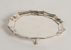 Salver, Silber, glatter Spiegel mit Monogramm, Profilrand mit Muscheln, drei Füßchen, 1.7 cm hoch, 