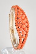 Korallen-Armreif, Perlen auf Bundmetall montiert, innerer Durchmesser ca. 5 x 5.7 cm, eine Perle lo