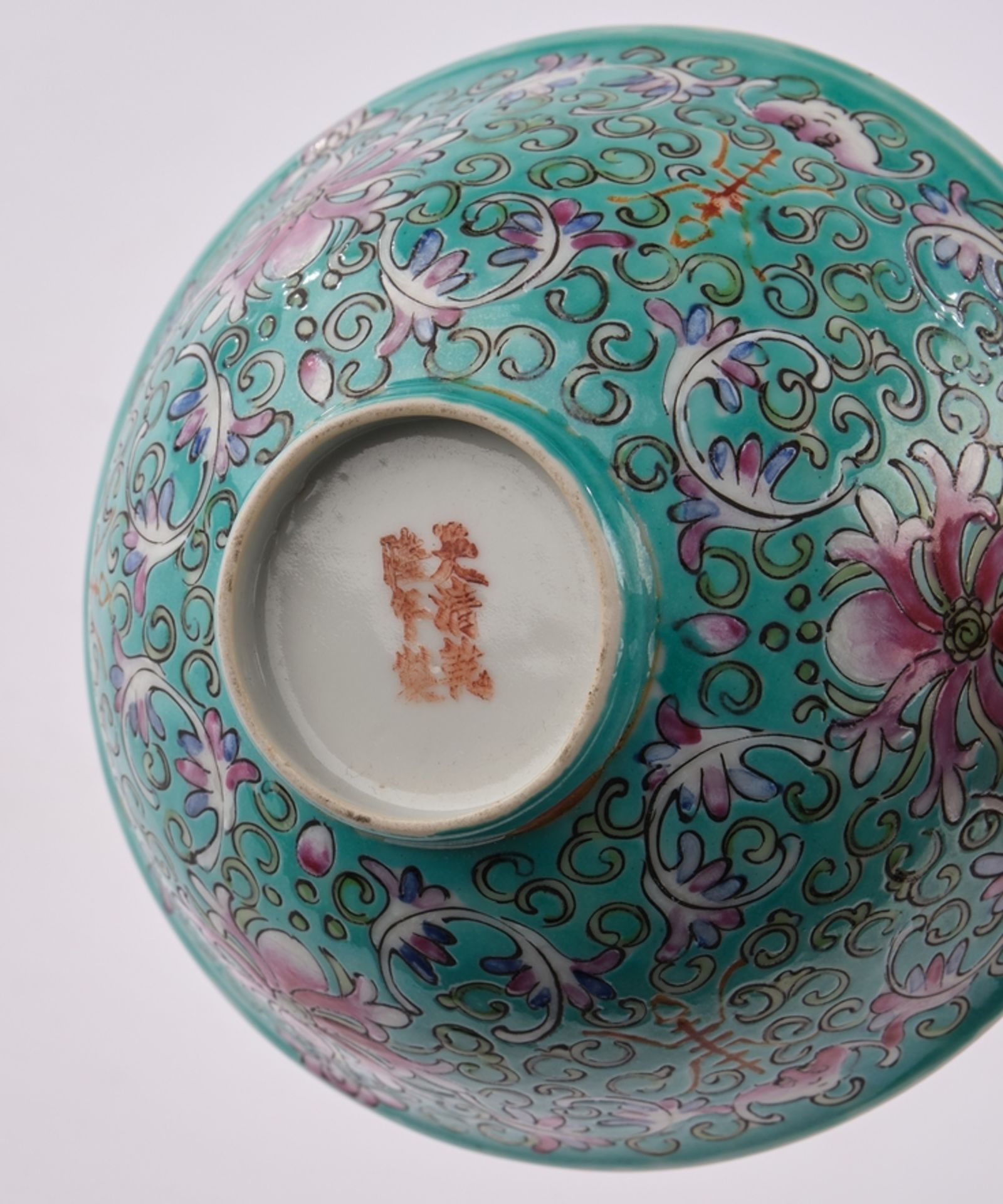 Kumme, China, 20. Jh., Porzellan, famille rose-Dekor auf türkisem Grund, Blütenranken und Shou-Zeic - Bild 2 aus 2