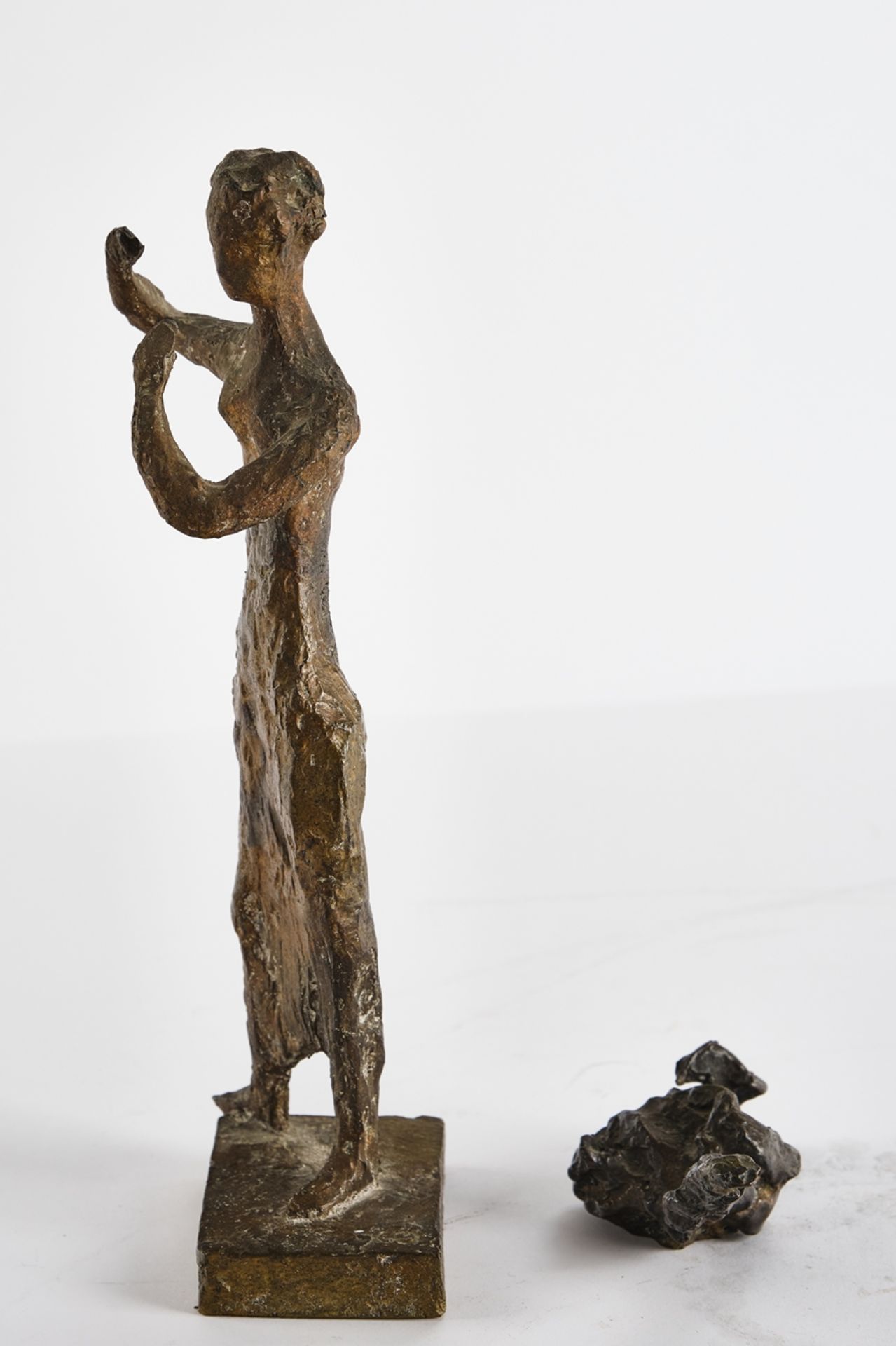 Zwei Bronzen, "Ohne Titel" und "Flötenspielerin", Gießereistempel Barth-Rinteln und Guss Barth, jew - Bild 4 aus 5