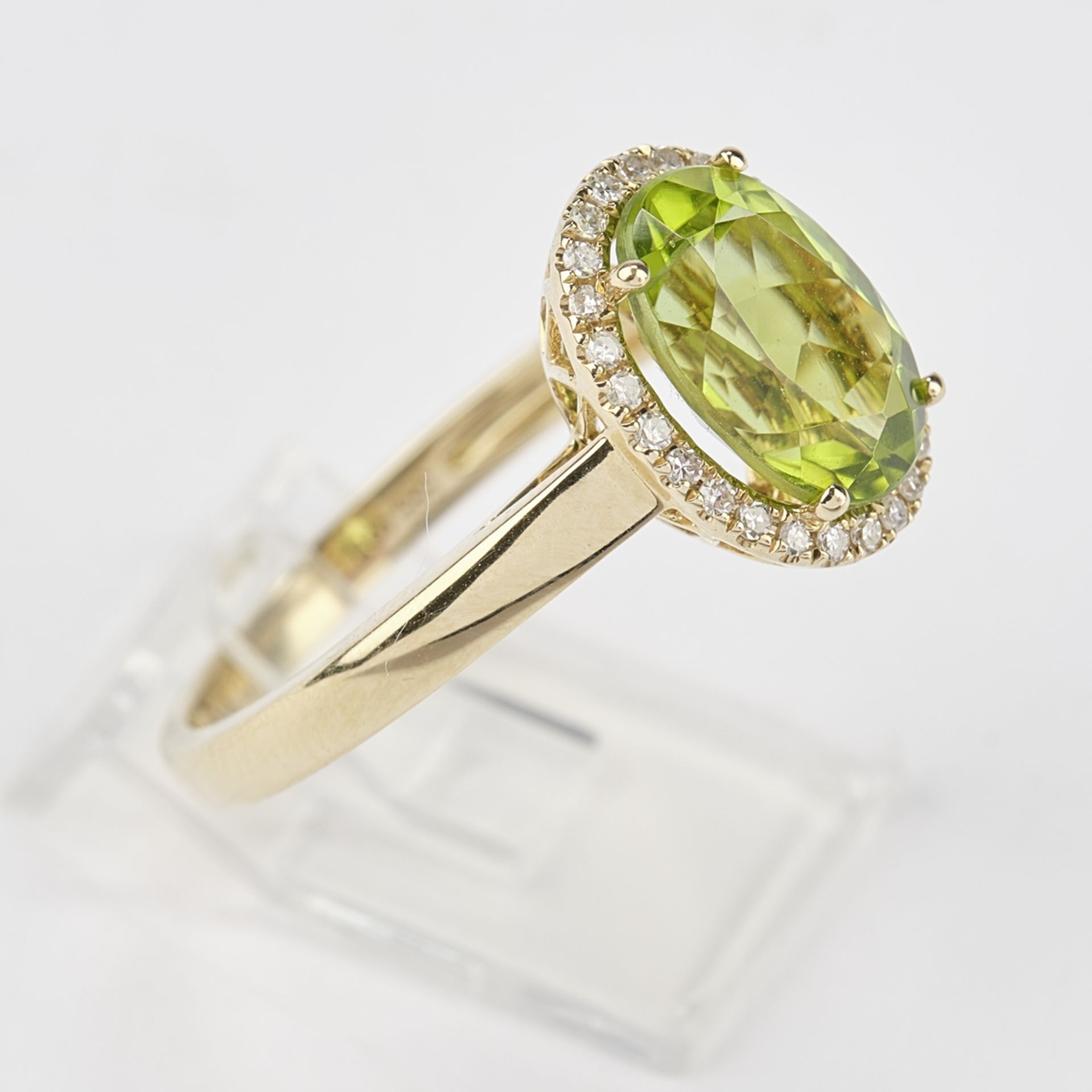 Ring, GG 585, Peridot ca. 2.65 ct., Brillanten zus. ca. 0.13 ct., etwa tw/si, RM 14 - Bild 2 aus 3