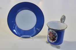 Tasse mit Untertasse, KPM Berlin, buntes Blütenmedaillon, blauer Fond, Goldrand, Tatzenfüße, Volute