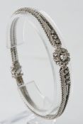 Armband, WG 585, 19 Achtkant-Diamanten zus. ca. 0.60 ct., in Blütenform, 18.7 cm lang, ca. 21.8 g