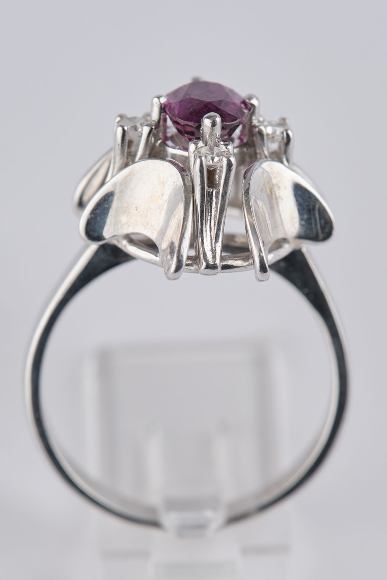 Ring, WG 585, ein oval facettierter Rubin ca. 0.55 ct., vier Brillanten je ca. 0.03 ct., 5.8 g, RM - Image 3 of 3