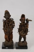 2 Nagelfetisch-Figuren, Afrika, Holz, Metall, u.a., 54-59 cm hoch, je gesockelt