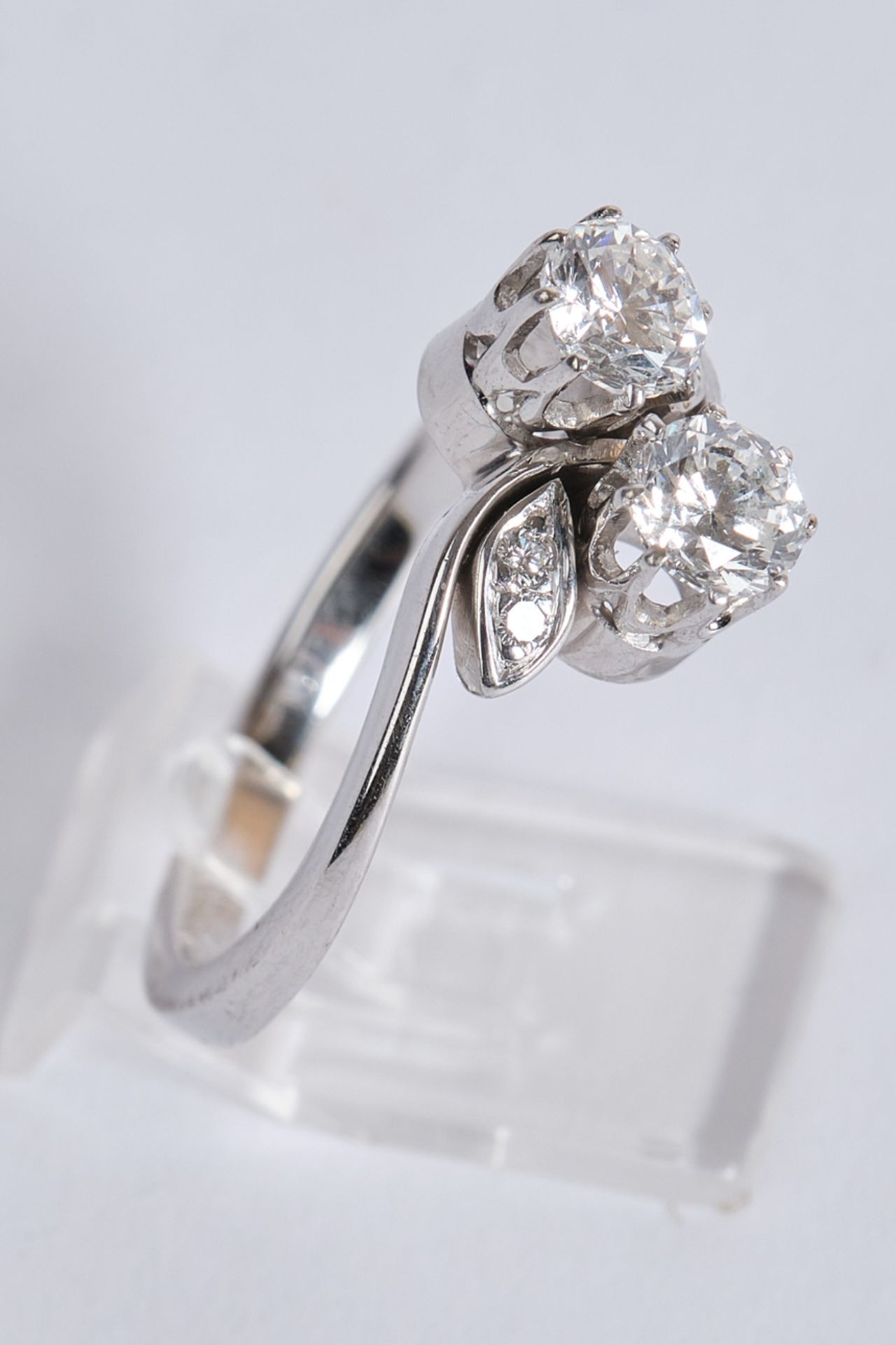 Ring, WG 585, 2 Diamanten zus. ca. 1.0 ct., etwa tw/si, Brillantschliff, 4 Diamanten zus. ca. 0.04 - Image 2 of 3