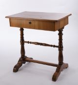 Beistelltisch, Biedermeier, um 1830/40, einschübiger Korpus furniert in Nussbaum, wohl ergänztes Ge