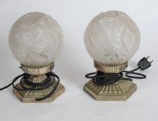 Paar Tischlampen, Art Deco, Frankreich, 20. Jh., hexagonaler Metallfuß, Kugelschirme aus mattiertem