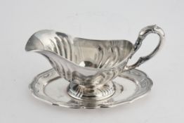 Saucière, Silber 835, Gottlieb Kurz, oval, gedrehte Züge, hochgezogener Griff, auf passiger Unterpl