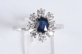 Ring, WG 750, 8 Diamanten zus. ca. 1.20 ct., etwa tw/vsi, Brillantschliff, 1 ovaler facettierter Sa