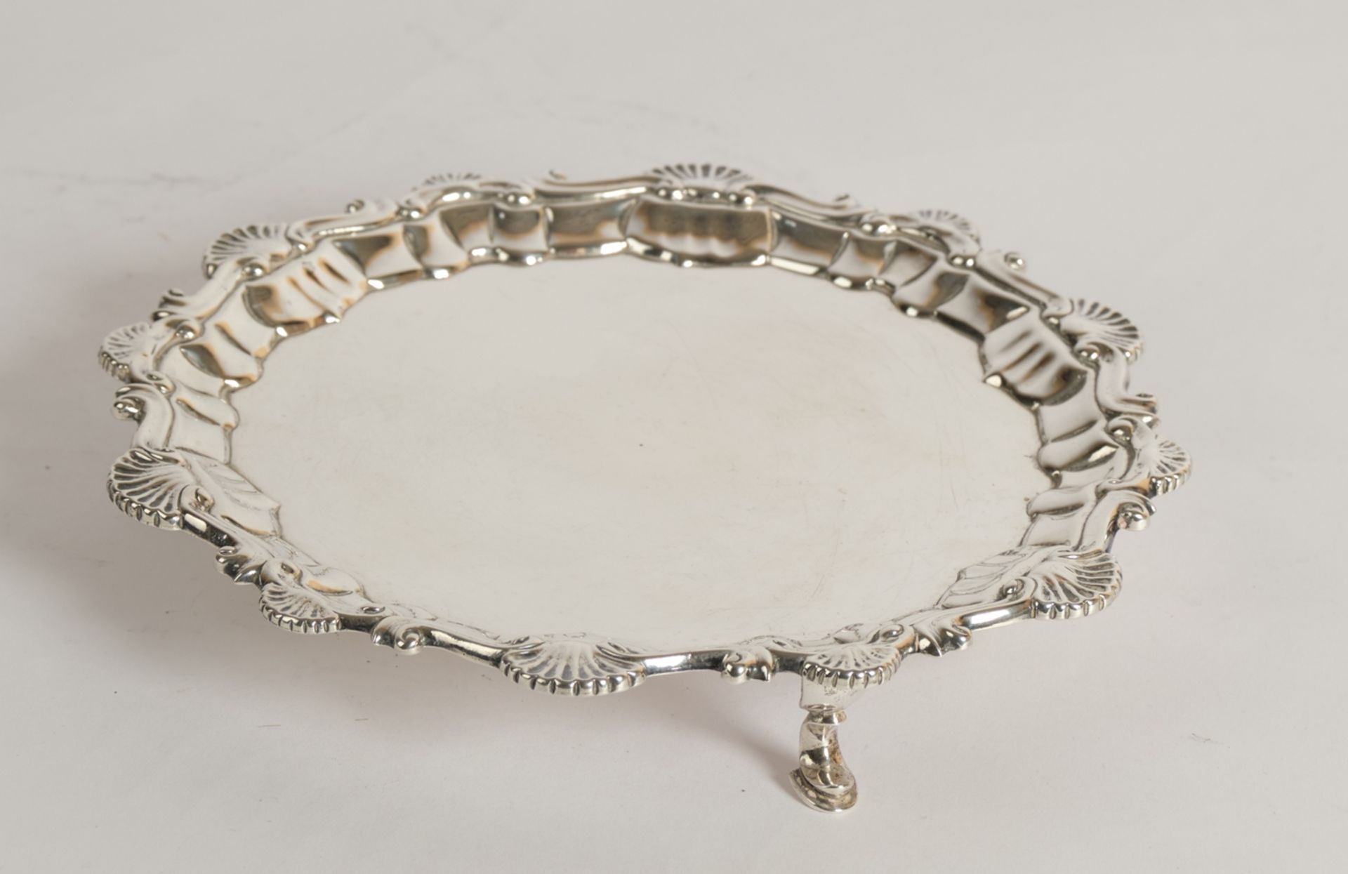 Salver, Silber 925, London, 1758, Meistermarke EC, profilierter Rand mit Muschelzier, glatter Spieg