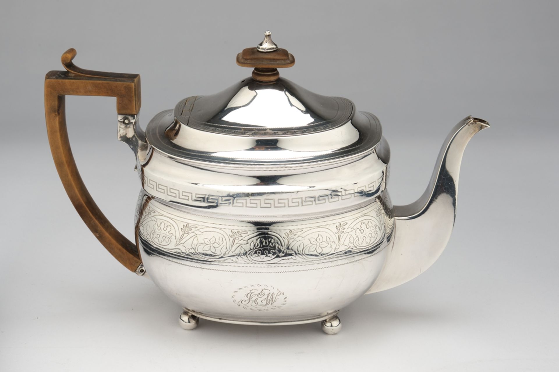 Teekanne, Silber 925, London, 1807, Alexander Field, vierseitiger, gebauchter Korpus auf Kugelfüßch