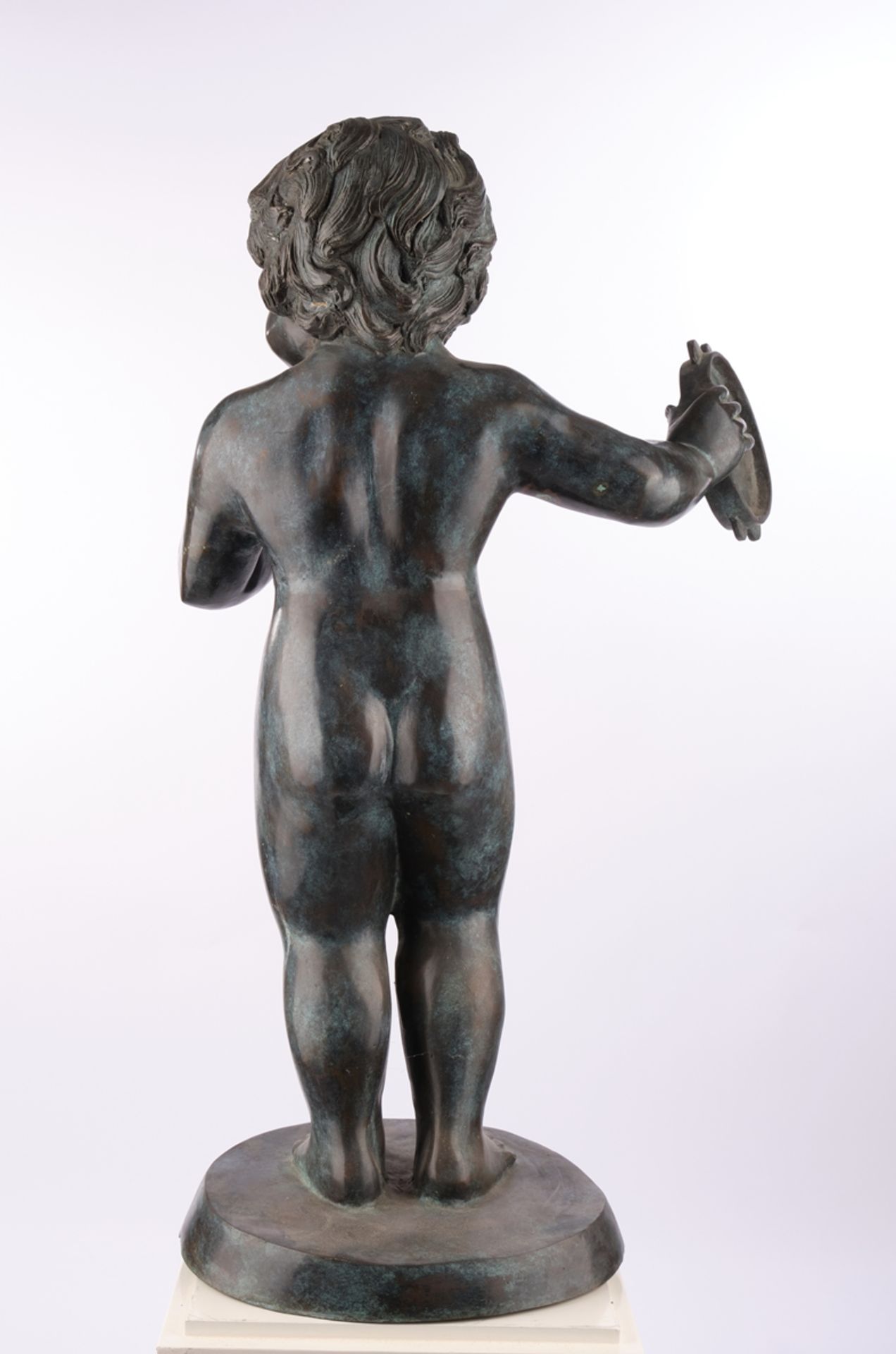 "Musizierender Putto", Bronze, 19./20. Jh., 78 cm hoch - Image 4 of 4