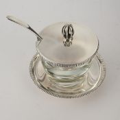 Marmeladentopf auf Unterteller mit Löffel, Silber 835, farbloses Glasgefäß, 9.5 cm hoch, ca. 110 g 