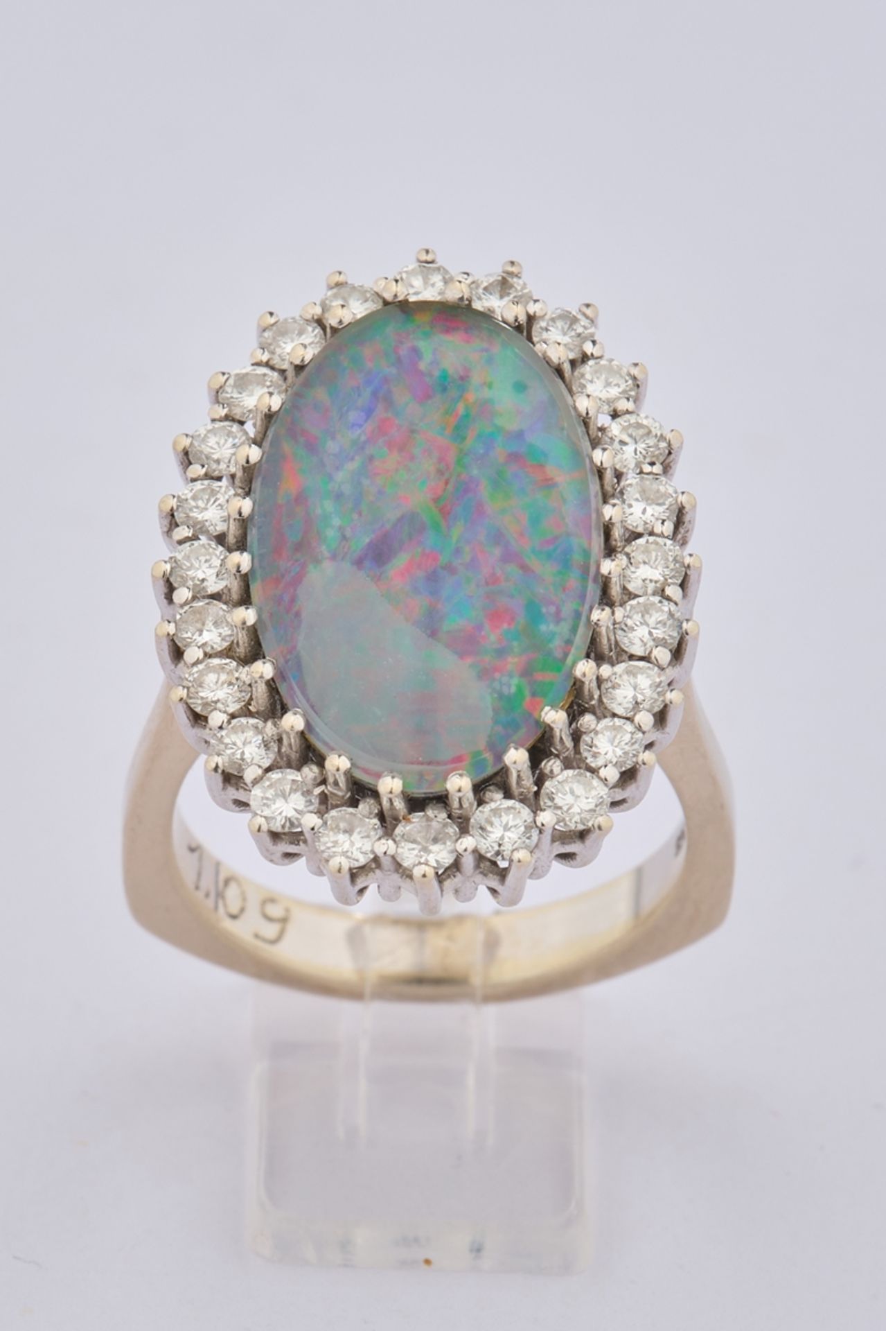 Ring, WG 585, Opal, zentral gefasst, Karmoisierung aus Brillanten zus. ca. 1.20 ct., RM 18, 10.32 g