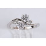 Ring, WG 585, 2 Diamanten zus. ca. 1.0 ct., etwa tw/si, Brillantschliff, 4 Diamanten zus. ca. 0.04