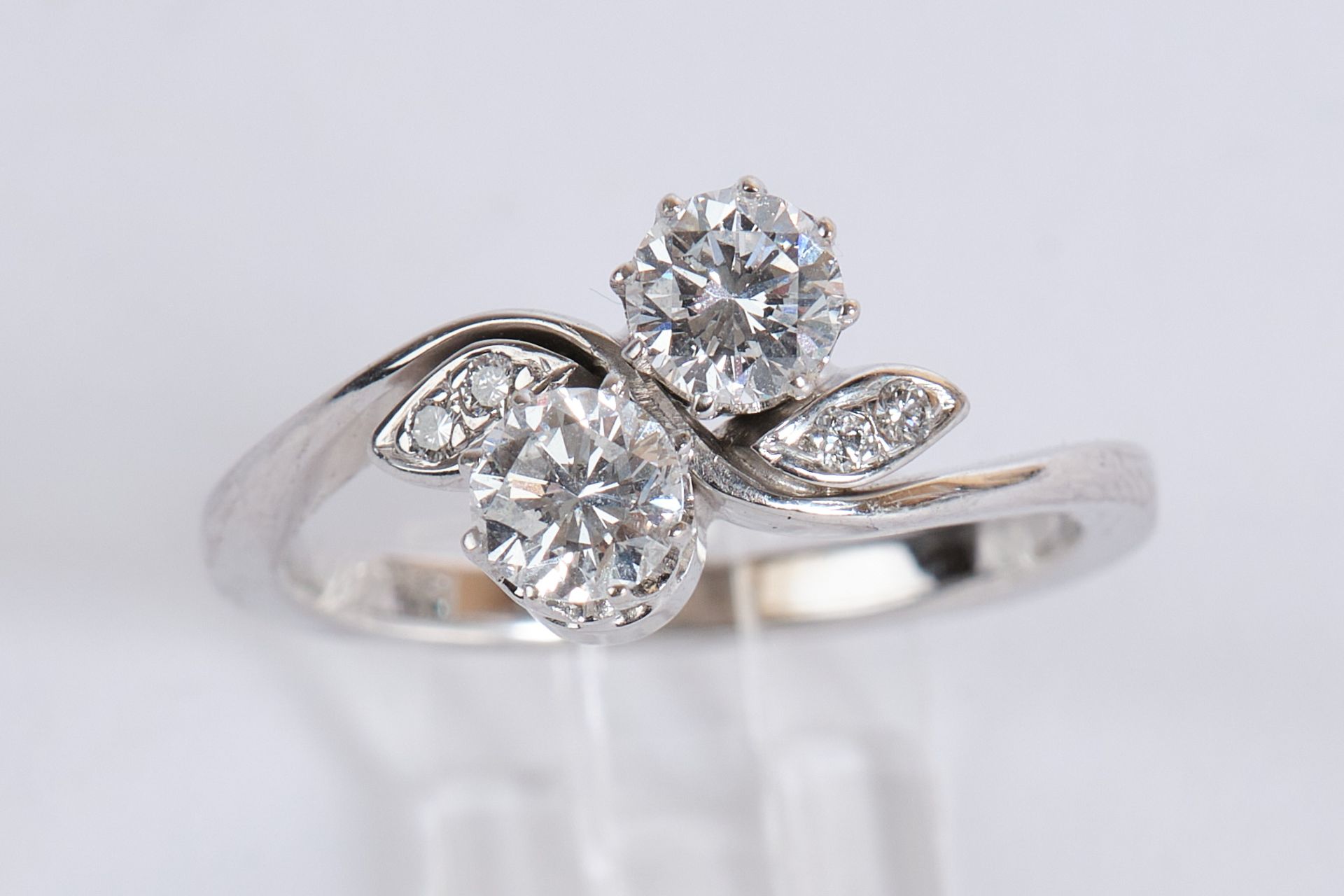 Ring, WG 585, 2 Diamanten zus. ca. 1.0 ct., etwa tw/si, Brillantschliff, 4 Diamanten zus. ca. 0.04