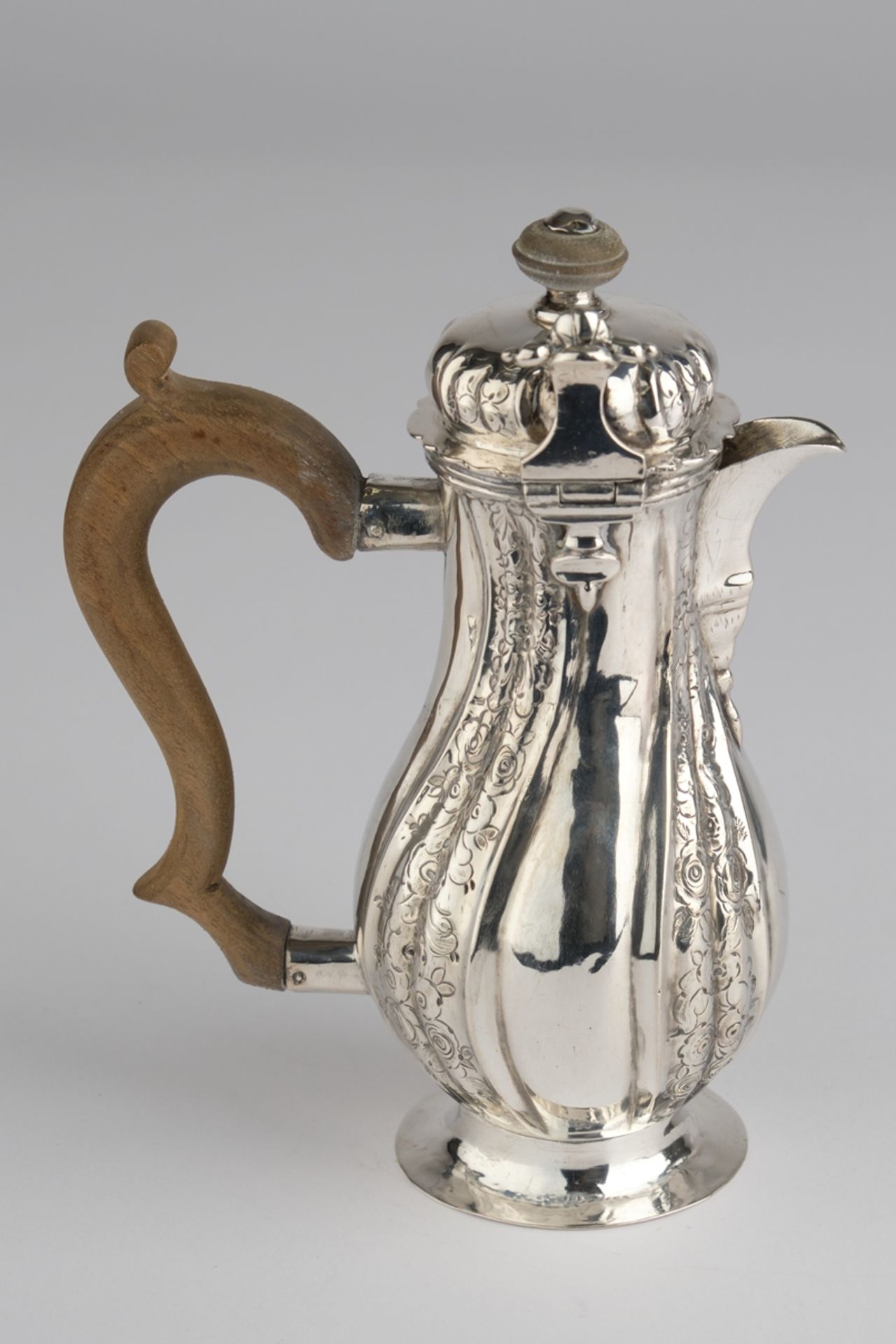 Mokkakanne, Silber, Augsburg, 1749-1751, Johann Georg Klosse, birnförmiger Korpus mit gedrehten Züg - Bild 3 aus 4