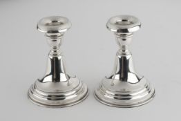 Paar Tischleuchter, Silber 925, Tülle auf getrepptem Fuß, je einflammig, geschwert, 10.2 cm hoch