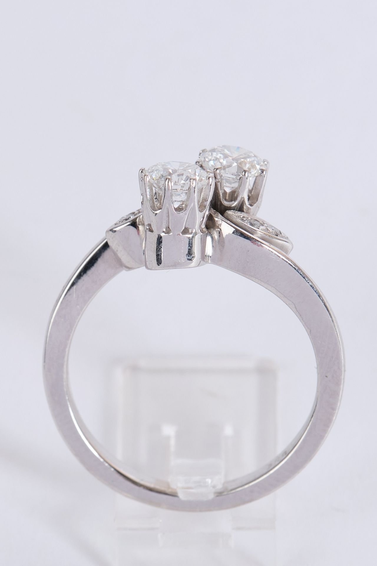 Ring, WG 585, 2 Diamanten zus. ca. 1.0 ct., etwa tw/si, Brillantschliff, 4 Diamanten zus. ca. 0.04 - Image 3 of 3