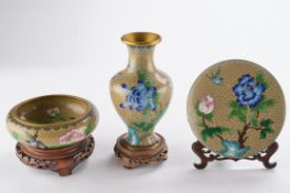 Teller, Schale, Vase, China, neuzeitlich, Cloisonné, Blüten und Vogel an Felsen, ornamentaler Wolke