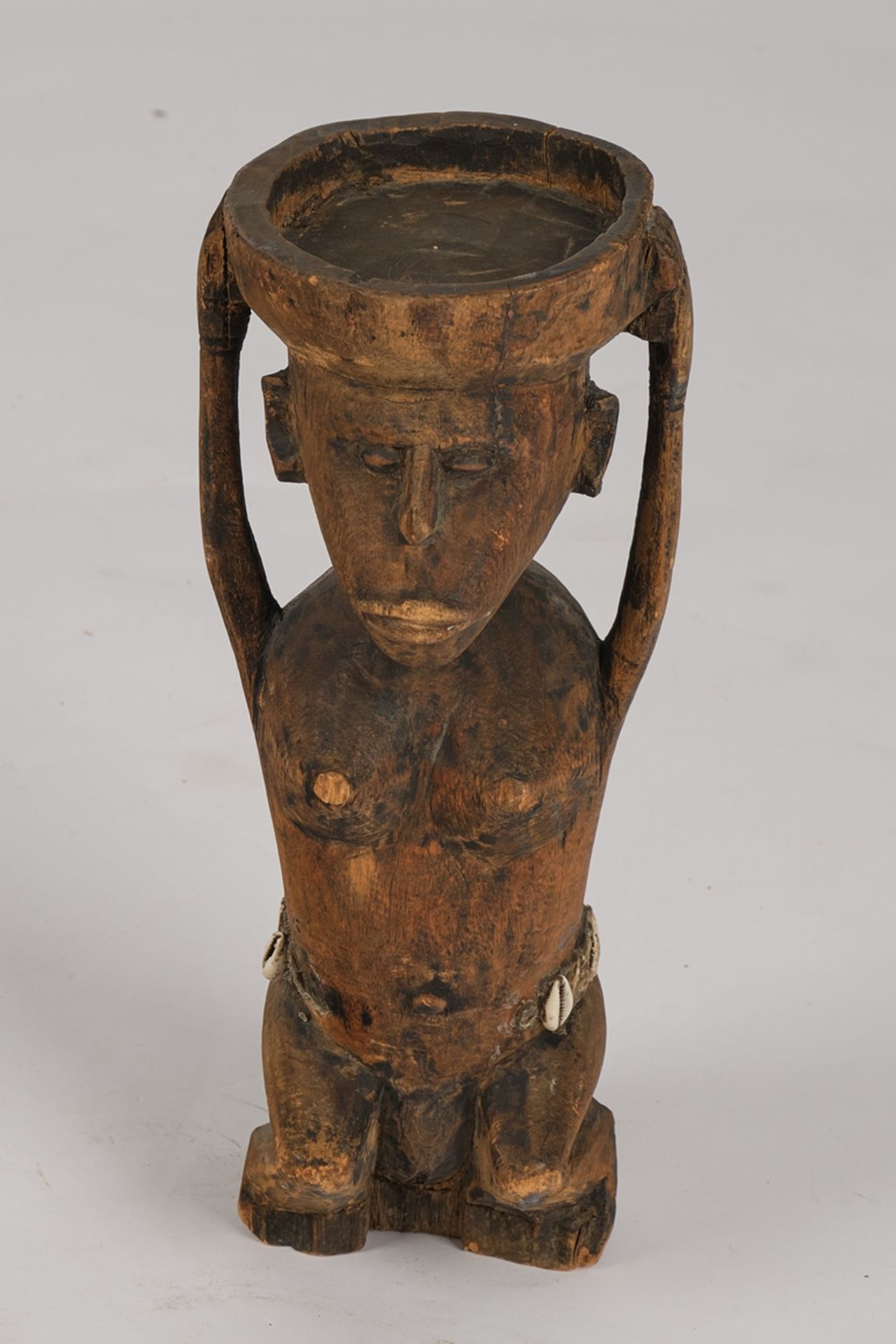 Figur, weiblich, mit Schale, Afrika, Holz, Muscheln, 39 cm hoch