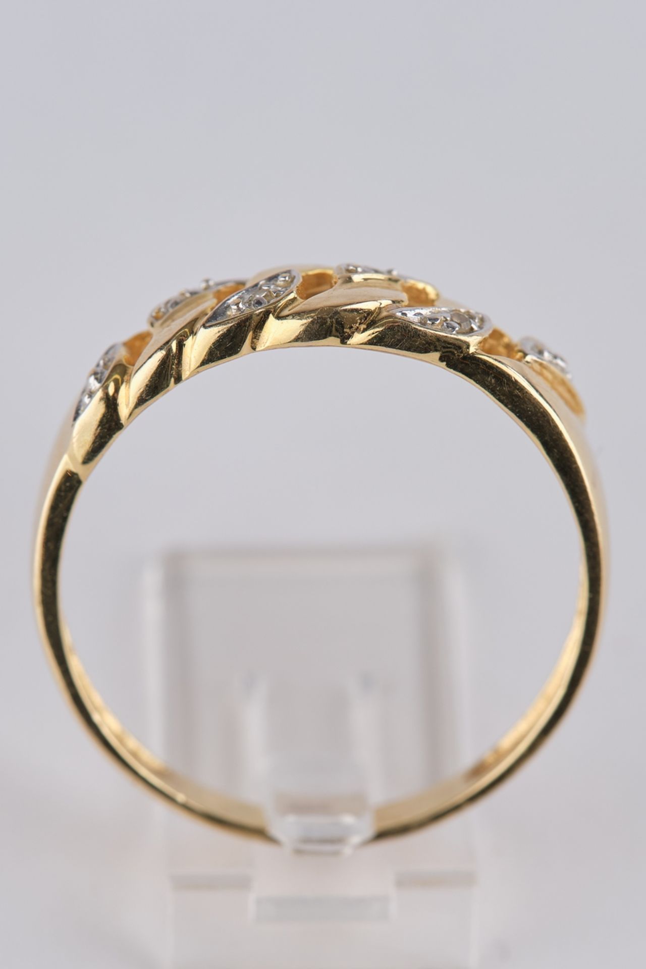 Ring, GG 585. 1 Citrin im Smaragdschliff, 8 Citrine im Ovalschliff, 20 kleine Diamanten zus. ca. 0. - Bild 3 aus 3