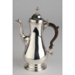 Kaffeekanne, Silber 925, London, 18. Jh., Meistermarke, schlanke Birnform auf profiliertem Stand, g