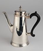 Kaffeekanne, Silber 925, London, 1941, Meistermarke, zylindrisch-konische Form auf profiliertem Sta