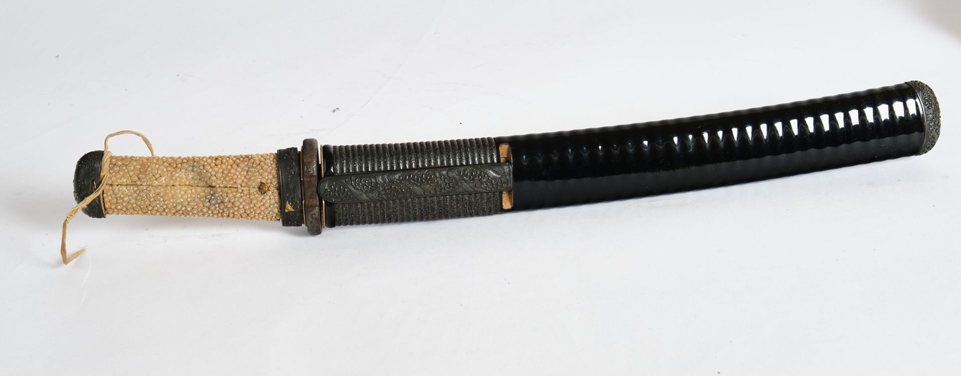 Aikuchi, Japan, 19. Jh., einschneidige Klinge 26.3 cm hoch; Koshirae: kozuka, kôgai mit Wellen im R - Image 2 of 2