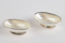 Paar Gewürzschälchen, Silber 925, ovaler Korpus aus Perlmutt, Silbermontierung, 2 x 5.8 x 3.5 cm