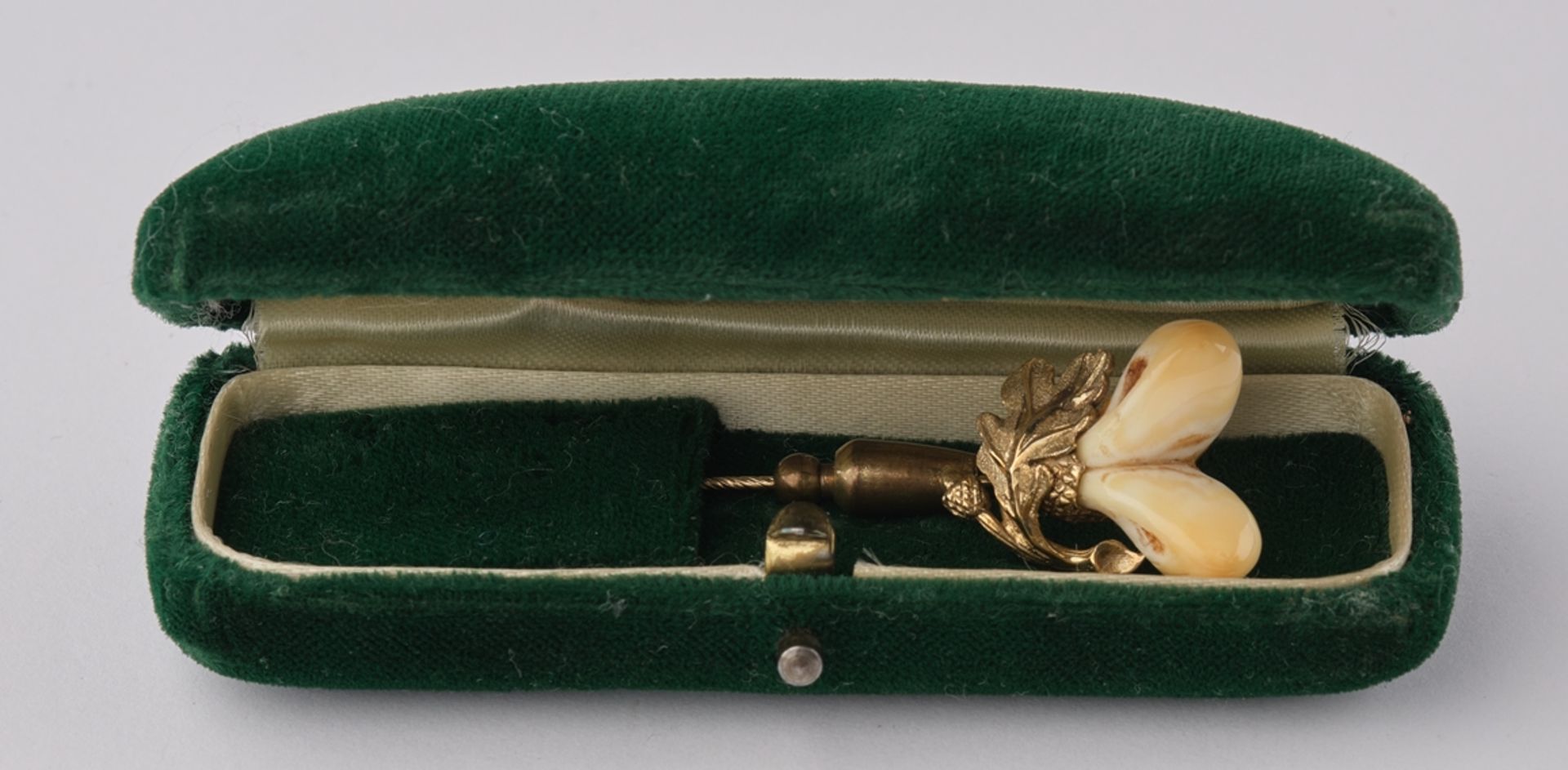 Krawattennadel, GG 333, Paar Grandeln auf modellierter Eichenlaubfassung mit Eichel, ca. 5.2 g