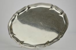 Tablett, Silber 800, deutsch, oval, passig-geschweifter Profilrand, 45.5 x 35 cm, ca. 1.060 g, Gebr