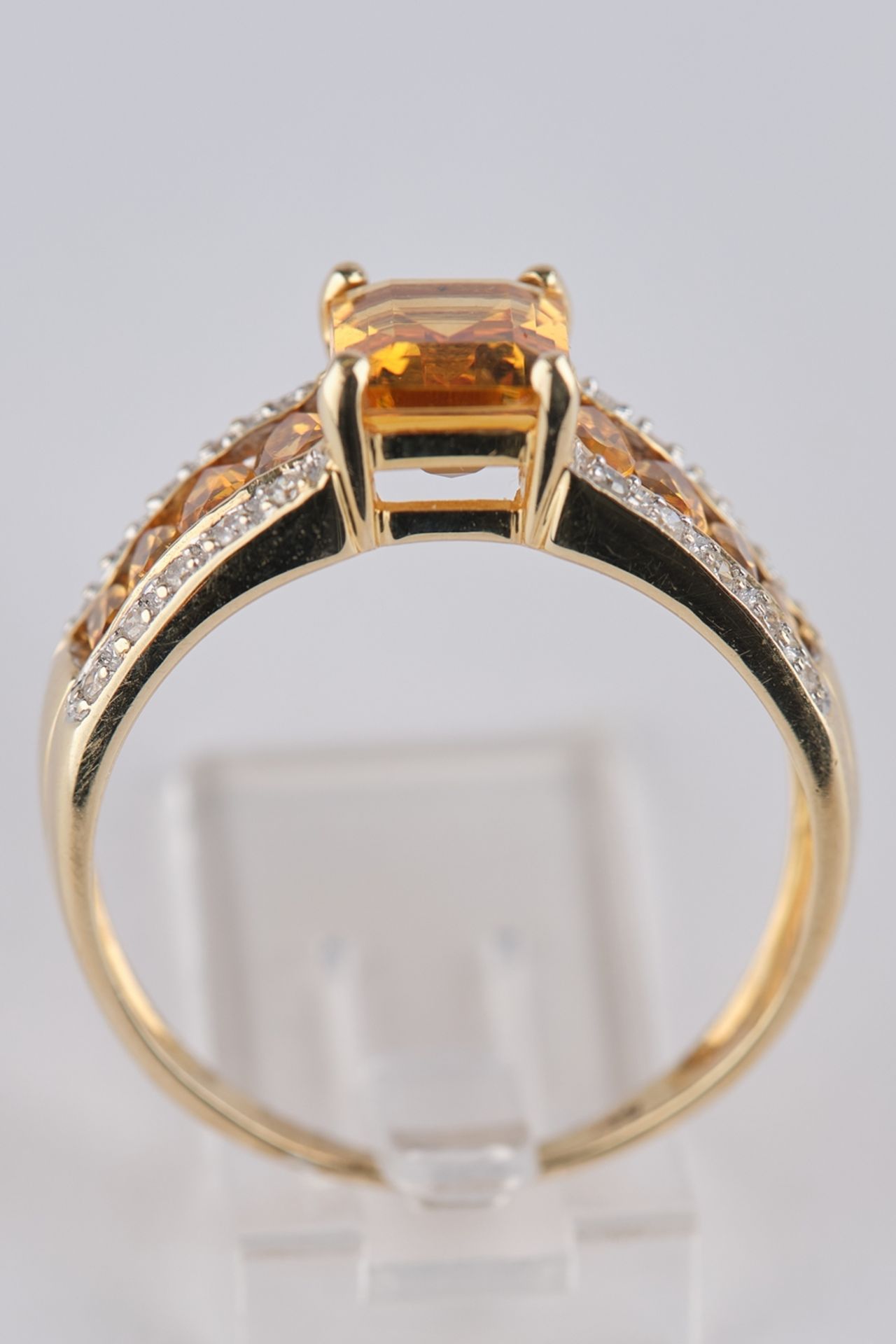 Ring, GG 585. 1 Citrin im Smaragdschliff, 8 Citrine im Ovalschliff, 20 kleine Diamanten zus. ca. 0. - Bild 2 aus 3
