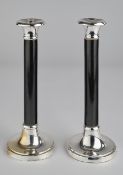 Paar Kerzenleuchter, versilbert, schwarzer Holzschaft, je einflammig, 26.5 cm hoch, Alters- und Geb