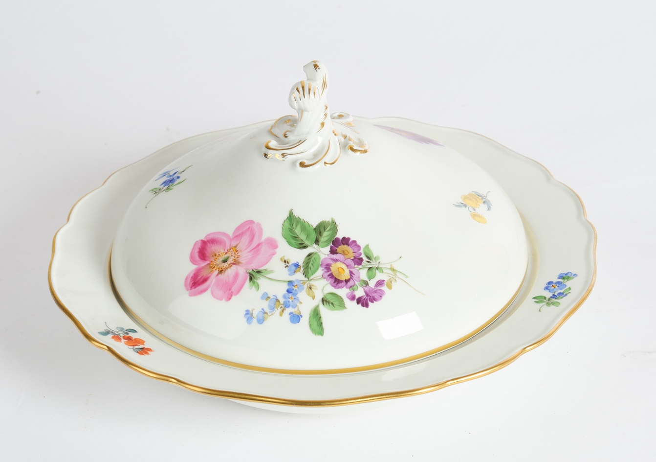 Deckelschüssel, Meissen, Schwertermarke, 2. Wahl, Blume 3, bunt, Goldrand, 13.5 cm hoch, ø 24 cm