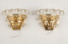 Paar Wandleuchter, 20. Jh., Messingkorb mit Prismakugelbehang, je zweiflammig, 19 x 28 cm