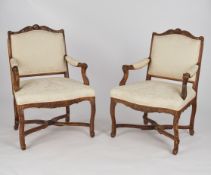 Paar Fauteuils à la reine, Louis XV., wohl Frankreich, Mitte 18. Jh., Nussbaum reich beschnitzt mit