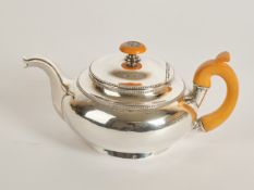 Teekanne, Silber 84er, Moskau, 1833, Meistermarke, gedrückt gebauchtes Gefäß auf Standring, Perlsch