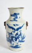 Vase, China, um 1900, Porzellan, schauseitig figuraler Blaudekor mit Knabenpaar auf craquelliertem 