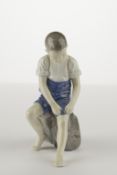 Porzellanfigur, "Junge auf Stein", Bing & Gröndahl, Modellnummer 1757, polychrom, Modellentwurf von