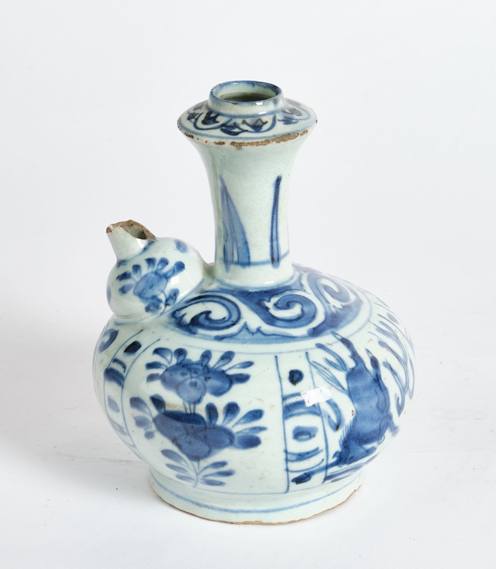 Kendi, Porzellan, China, Wanli Periode, Blaudekor, Reserven mit Blüten und Pferden über Wellen, 19