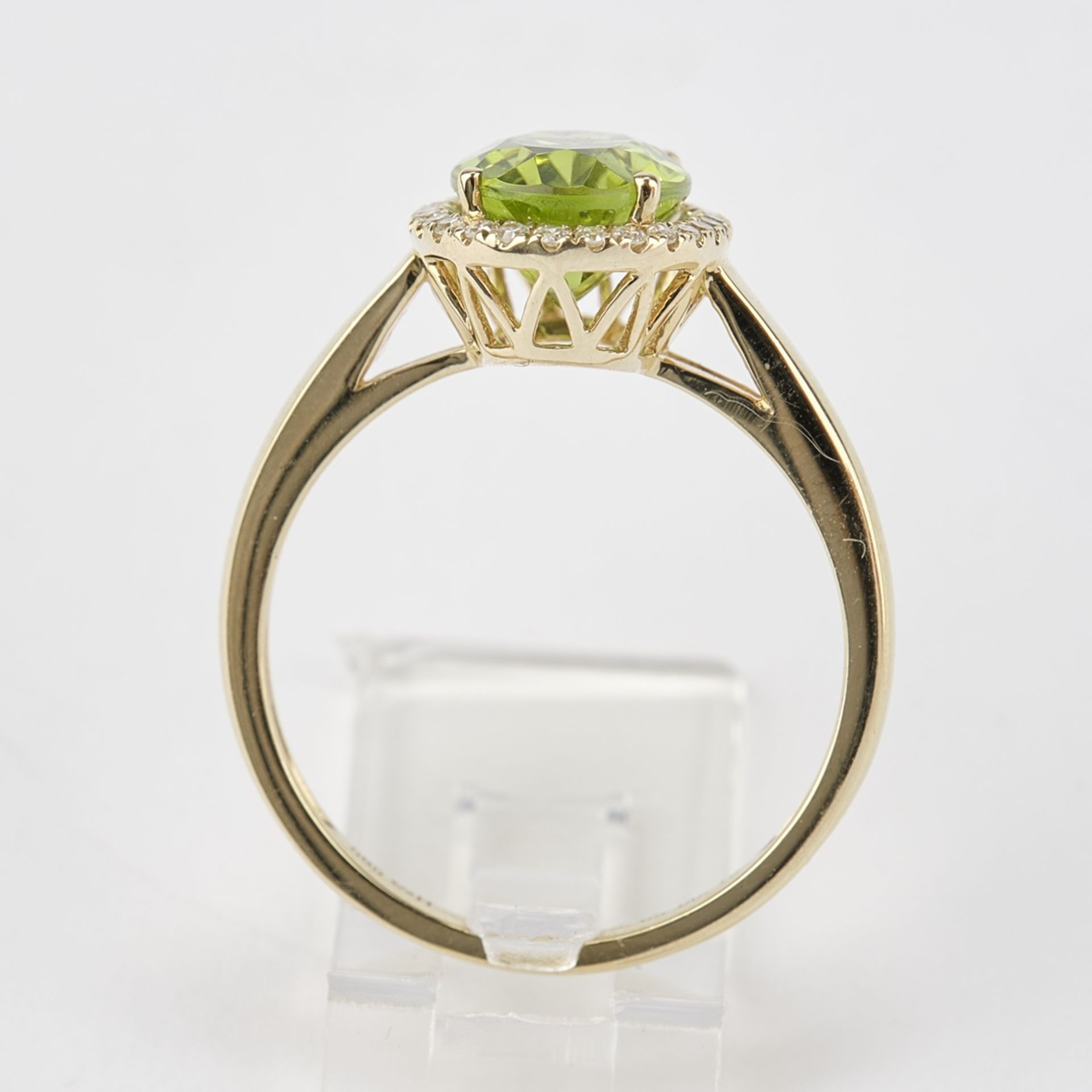 Ring, GG 585, Peridot ca. 2.65 ct., Brillanten zus. ca. 0.13 ct., etwa tw/si, RM 14 - Bild 3 aus 3